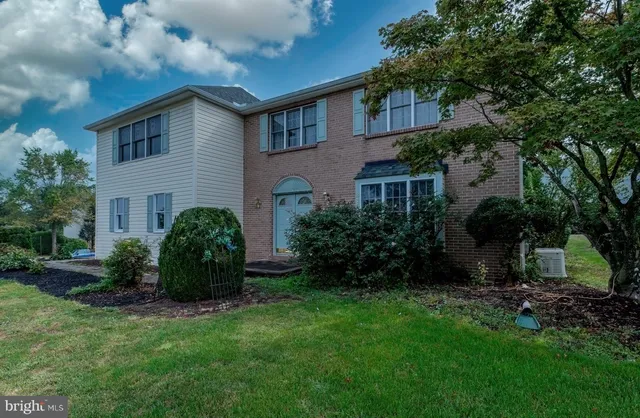 a view of a house with backyard and garden