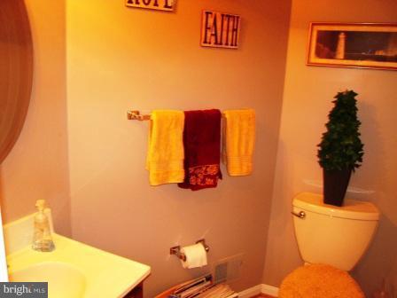 6812 Earthstar Court Springfield, VA 22152 - Photo 19 of 29 Powder room