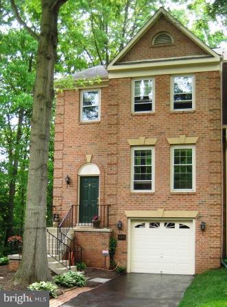 6812 Earthstar Court Springfield, VA 22152 - Photo 9 of 29 Exterior (Front)