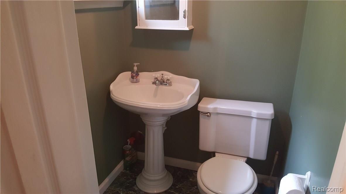 15719 Springhill Street Romulus, MI 48174 - Photo 15 of 20 1/2 bath off family room.