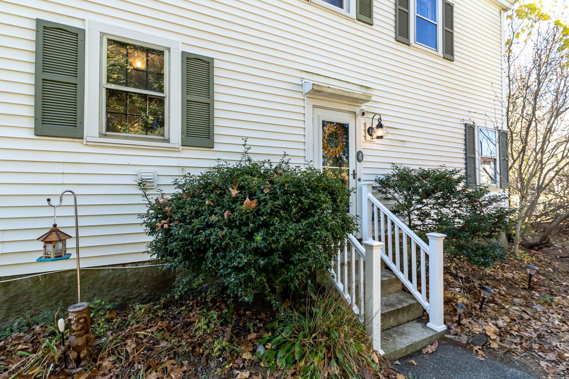 14 Bittersweet Lane, Unit 4 Exeter, NH 03833 - Photo 1 of 24 Gallery Image 1