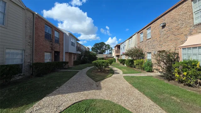 a view of a back yard