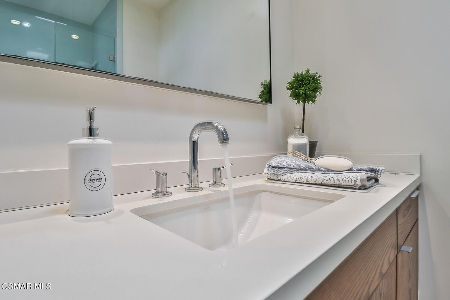 844 16th Street, Unit 5 Santa Monica, CA 90403 - Photo 24 of 31 a bathroom with a sink and a mirror