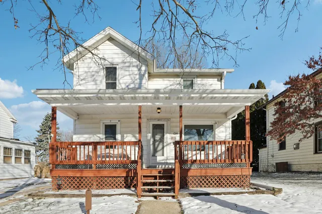 $189,900 | 1215 10th Street, Monroe, WI 53566