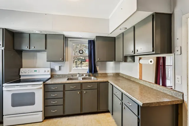 $189,900 | 1215 10th Street, Monroe, WI 53566