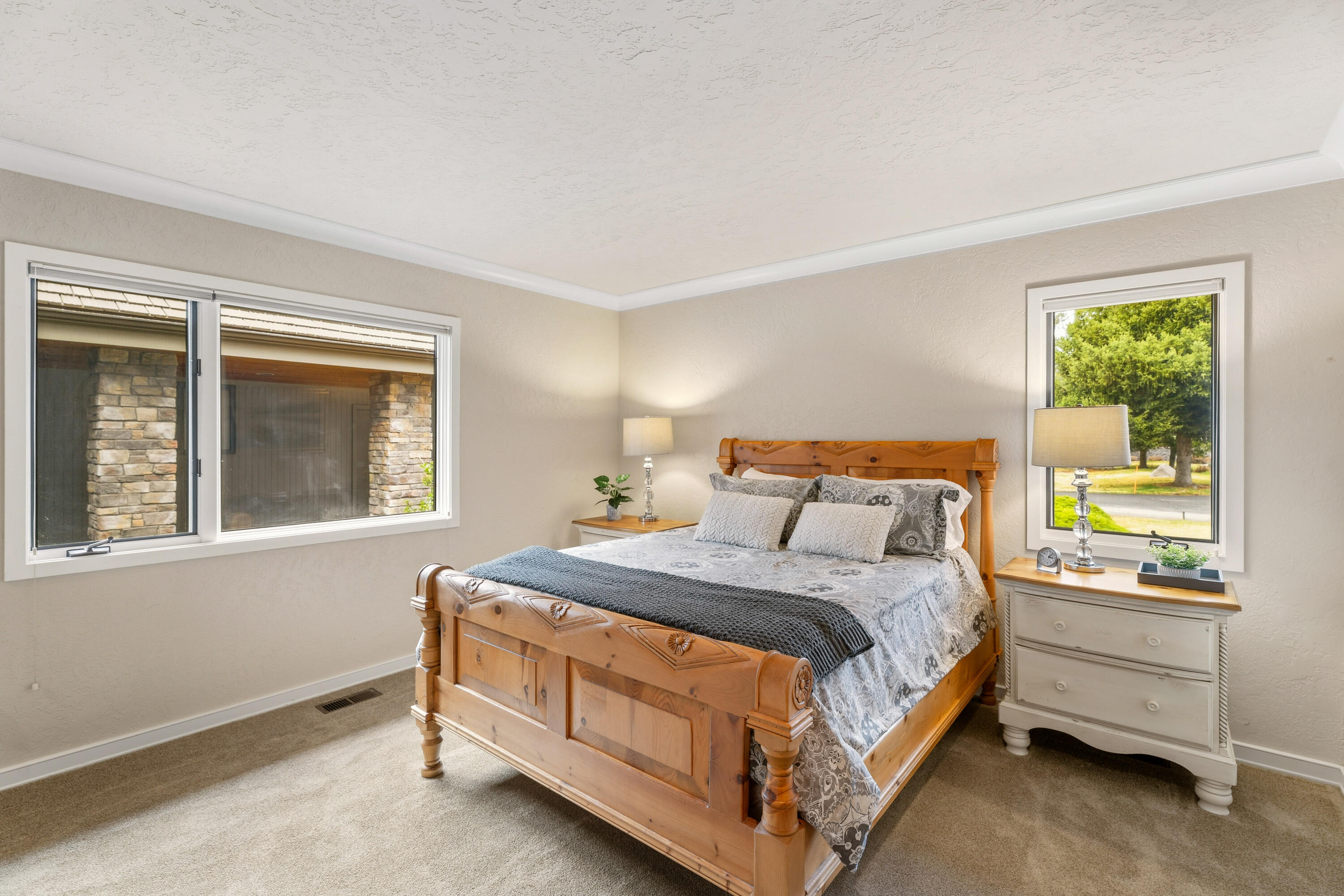 17995 North Course Lane, Unit 8 Sunriver, OR 97707 - Photo 27 of 44 second bedroom