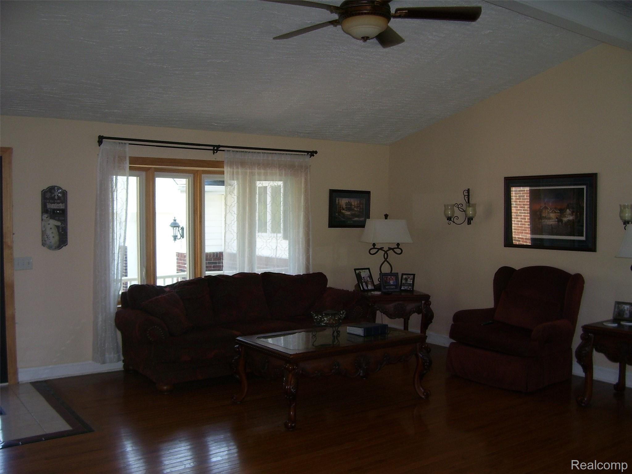 23233 Dayton Road Armada, MI 48005 - Photo 10 of 20 100_5582.JPG