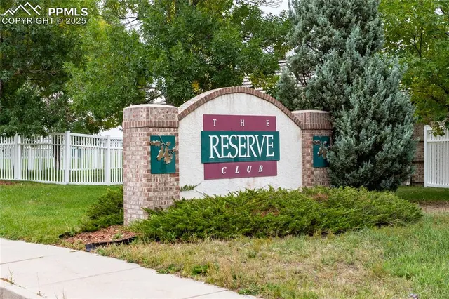 a sign that is sitting on a brick wall