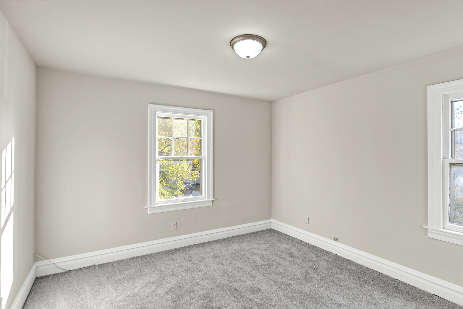624 Lincoln Avenue Elgin, IL 60120 - Photo 13 of 24 an empty room with a window