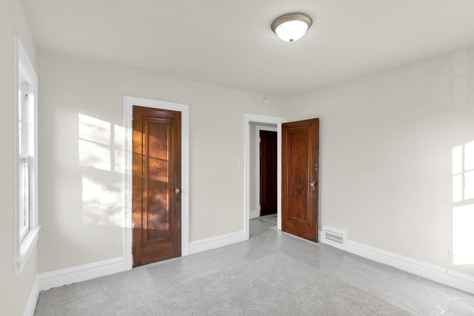 624 Lincoln Avenue Elgin, IL 60120 - Photo 14 of 24 an empty room with windows and closet