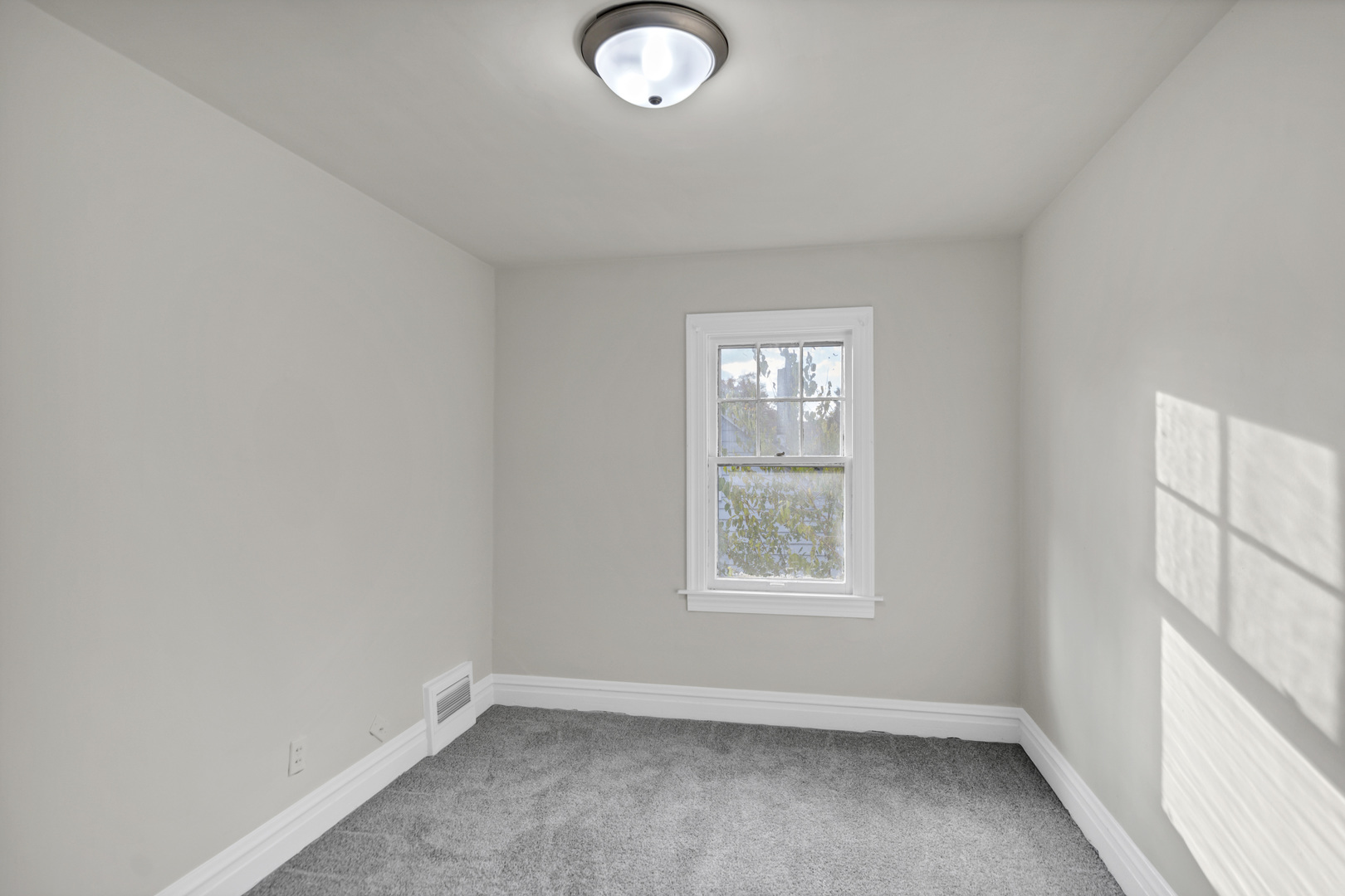 624 Lincoln Avenue Elgin, IL 60120 - Photo 17 of 24 an empty room with windows