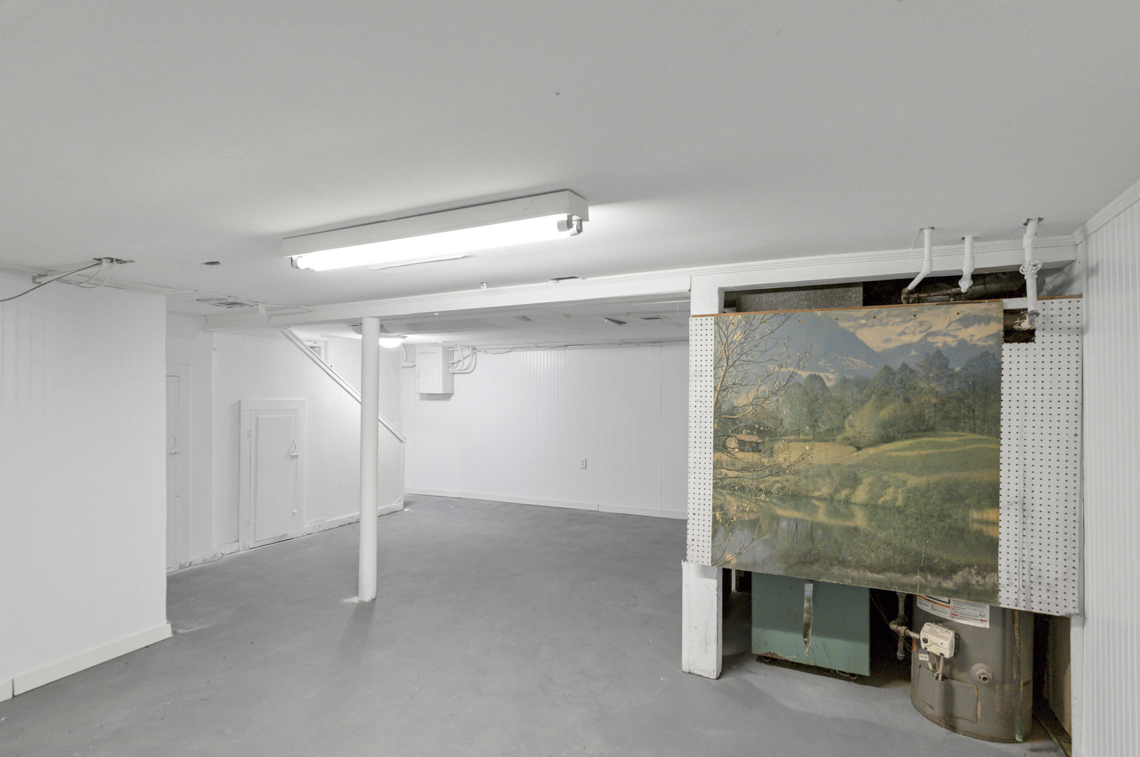 624 Lincoln Avenue Elgin, IL 60120 - Photo 22 of 24 a view of an empty room and a window