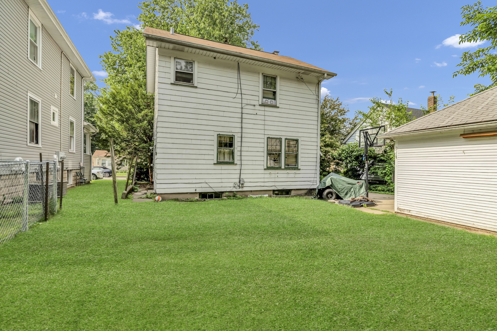 624 Lincoln Avenue Elgin, IL 60120 - Photo 23 of 24 a front view of a house with a yard
