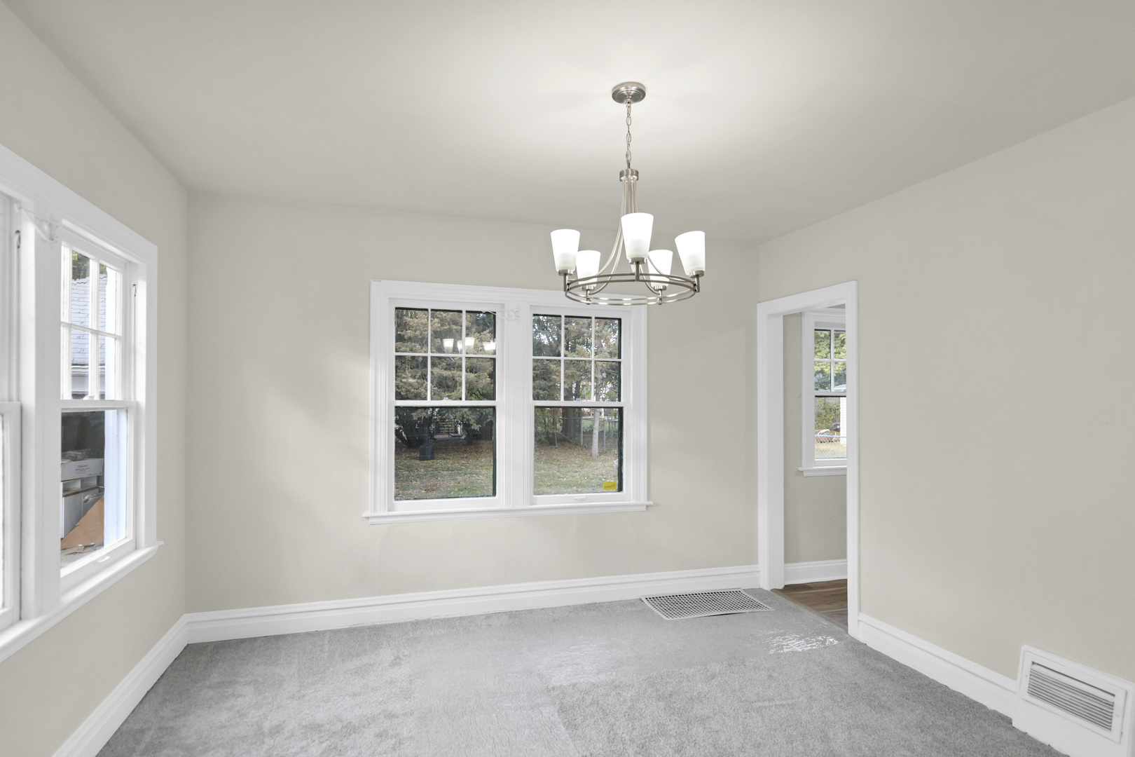 624 Lincoln Avenue Elgin, IL 60120 - Photo 7 of 24 a view of an empty room with windows