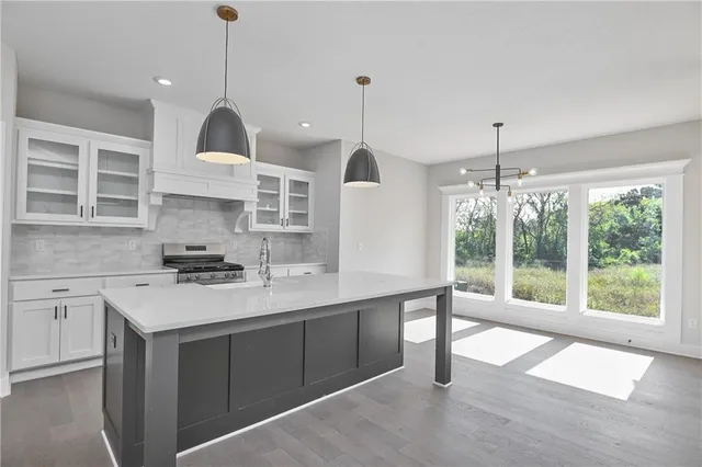 $739,950 | 6115 Lewis Drive, Shawnee, KS 66226