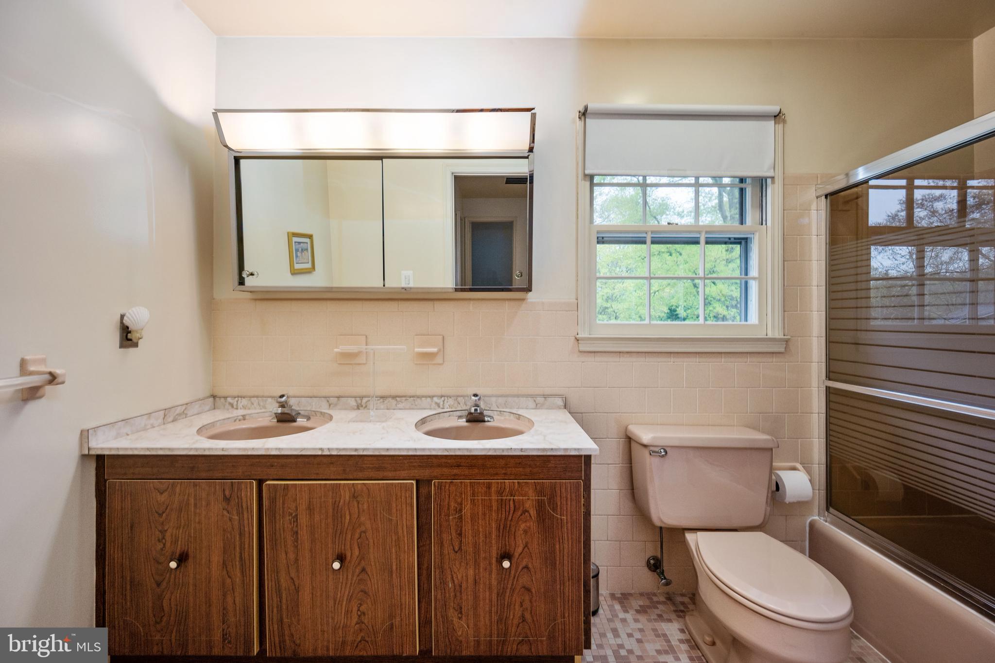 8622 Gateshead Road Alexandria, VA 22309 - Photo 41 of 55 Upstairs Hall Bath