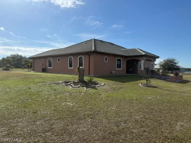 a view of a house with a yard