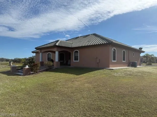 a view of a house with backyard