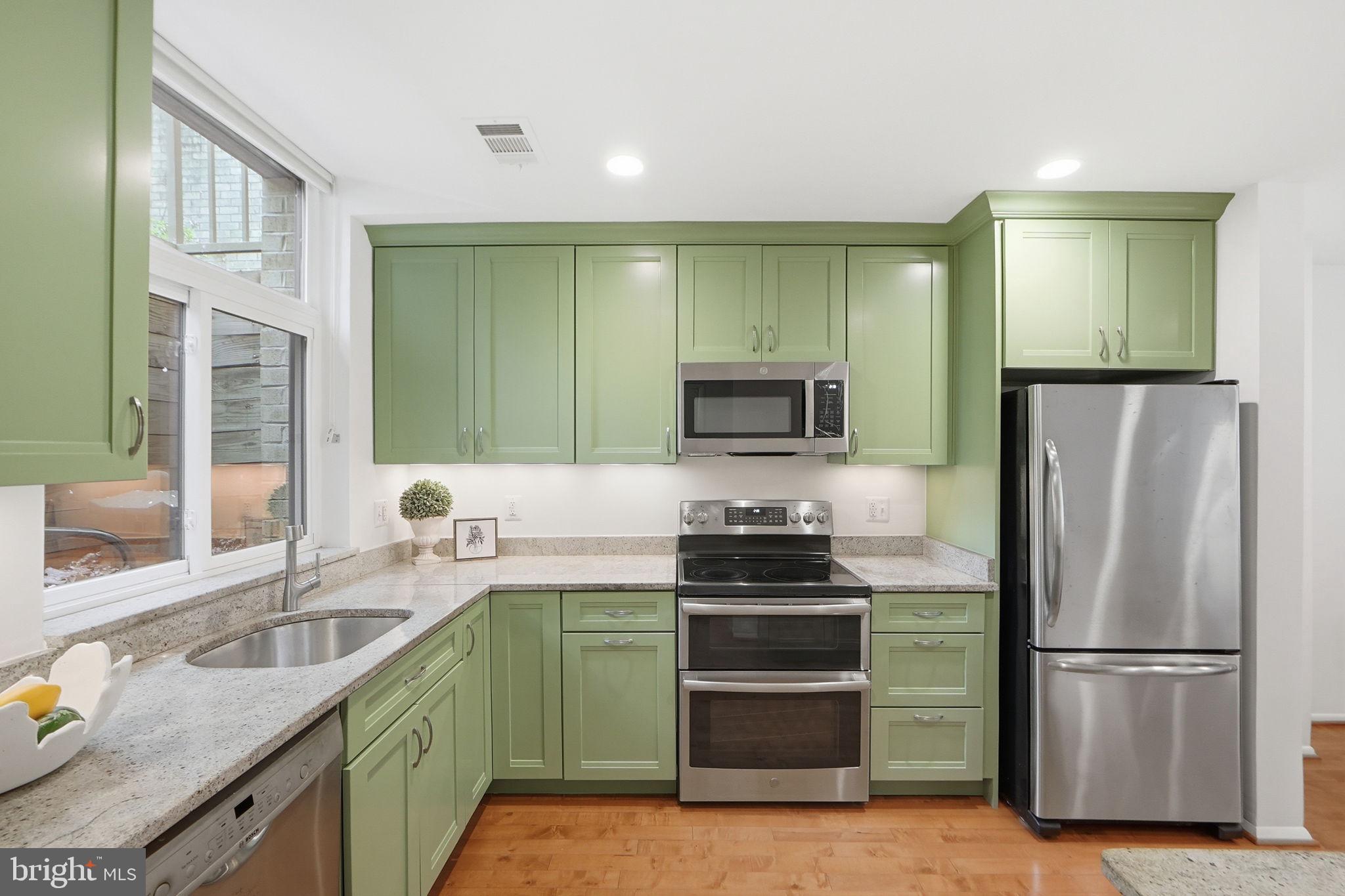 11124 Boathouse Court, Unit 89 Reston, VA 20191 - Photo 11 of 35 Gourmet counters and upgraded cabinets