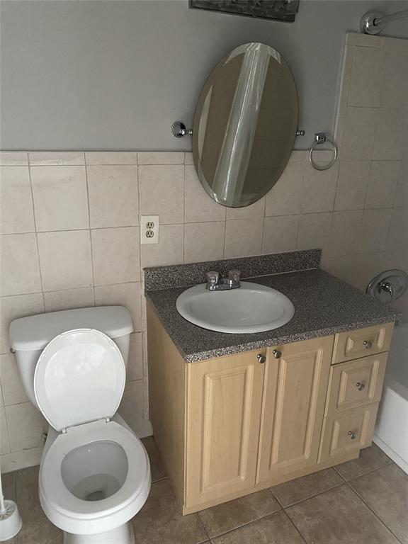 800 Northeast 13th Street, Unit 6 Fort Lauderdale, FL 33304 - Photo 5 of 13 a bathroom with a toilet a sink and mirror