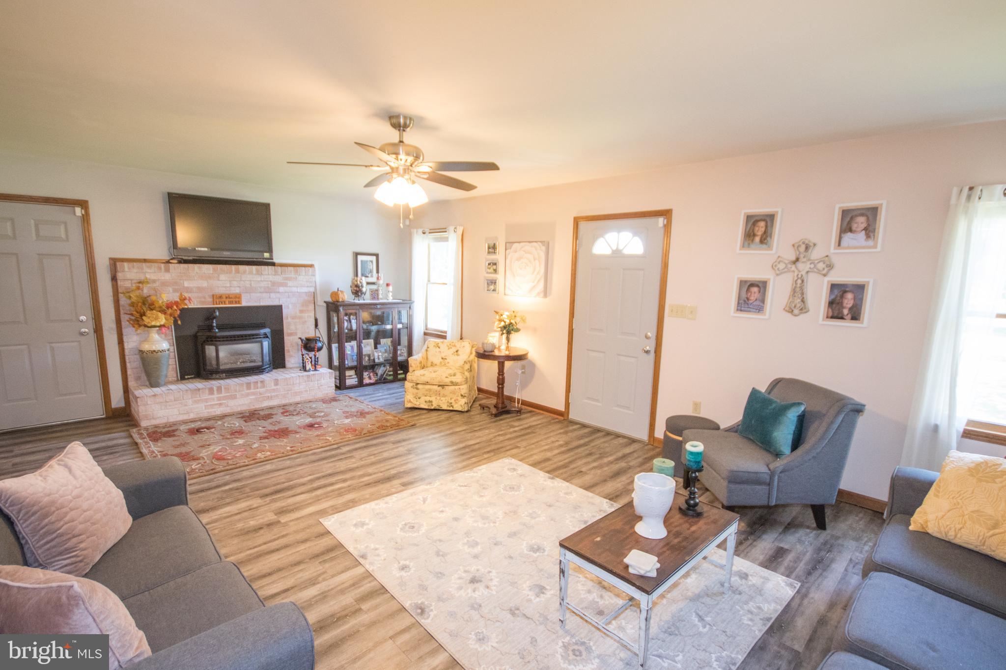 29325 West Line Road Delmar, MD 21875 - Photo 8 of 49 Living room