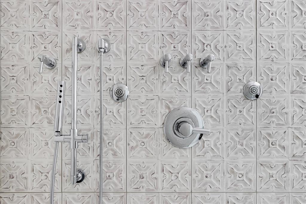 410 Kayak Way Austin, TX 78738 - Photo 22 of 40 a bathroom with a shower