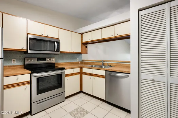 $230,000 | 96 Mathews Drive, Unit 151, Hilton Head Island, SC 29926