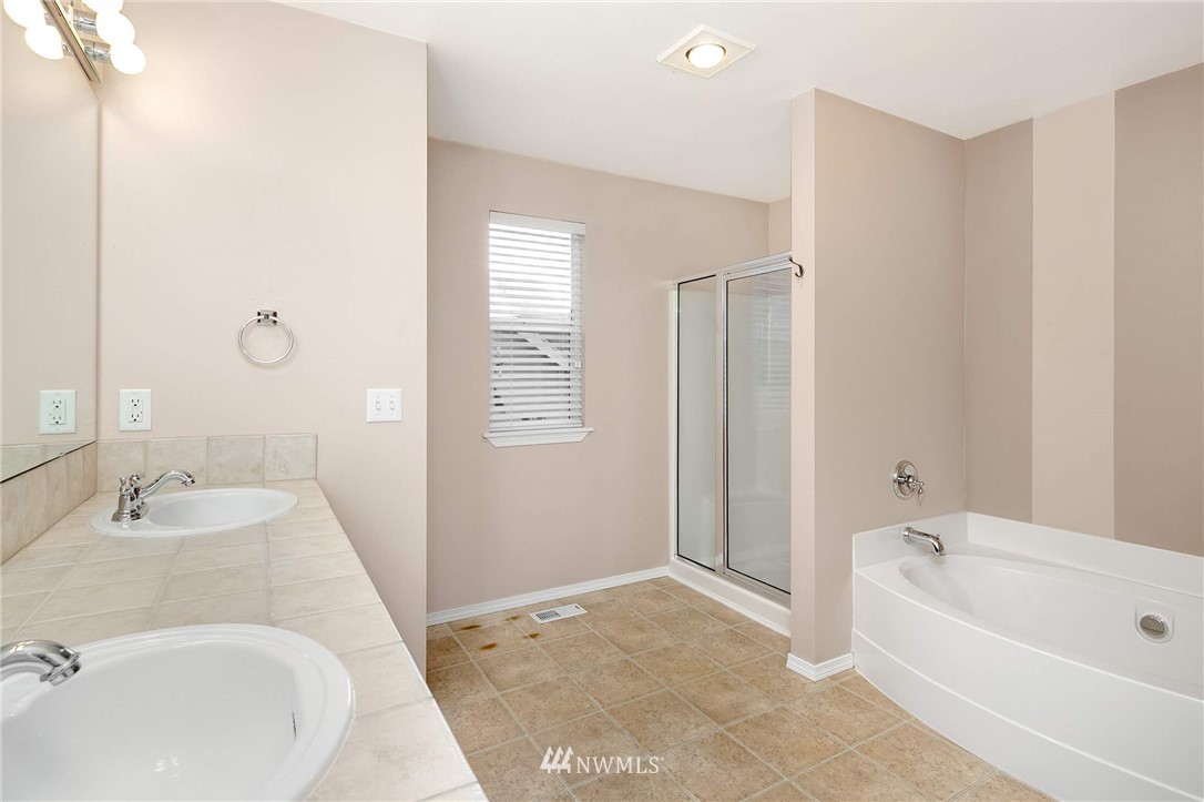 2522 Stafford Way Bothell, WA 98012 - Photo 13 of 23 a bathroom with a bathtub and a sink