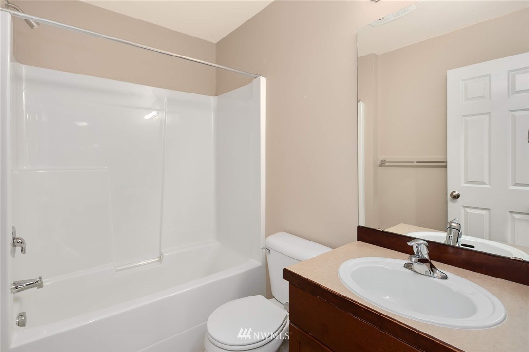 2522 Stafford Way Bothell, WA 98012 - Photo 15 of 23 a bathroom with a sink toilet and a bathtub