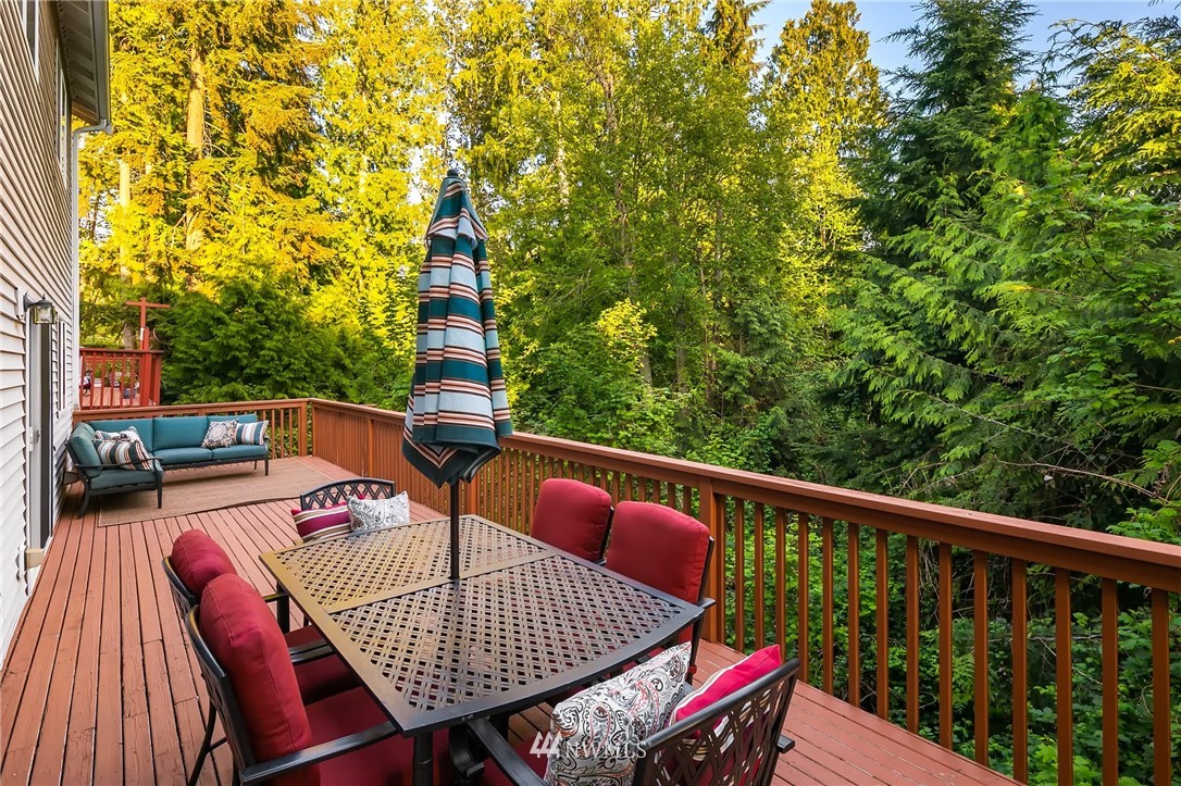 2522 Stafford Way Bothell, WA 98012 - Photo 21 of 23 a outdoor view with a sitting space