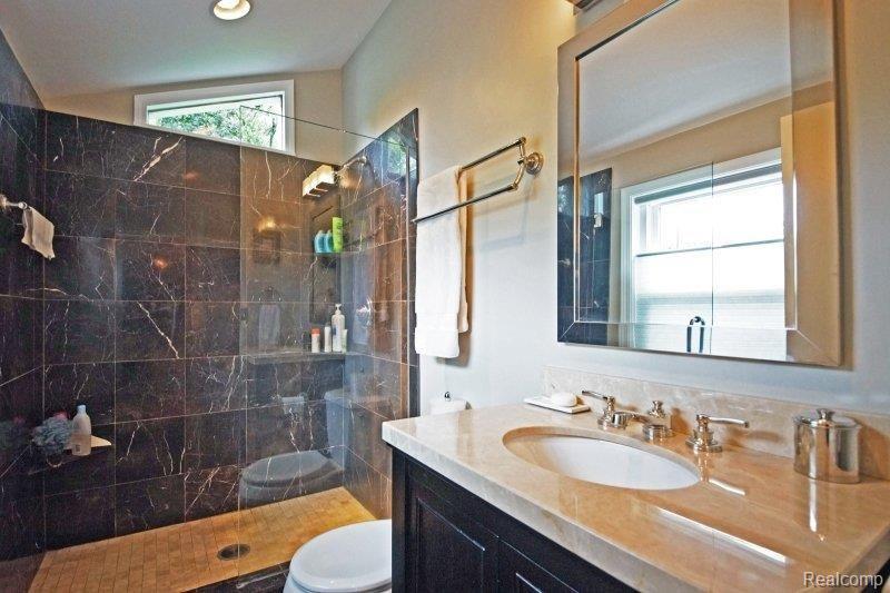 401 Roland Court Grosse Pointe, MI 48236 - Photo 18 of 25 DSC02432.JPG