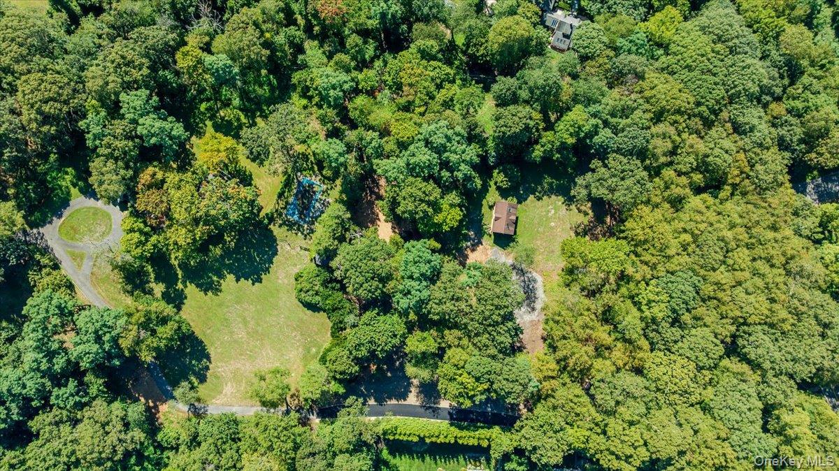 34 Yellow Cote Road Oyster Bay, NY 11771 - Photo 4 of 19 a view of a garden