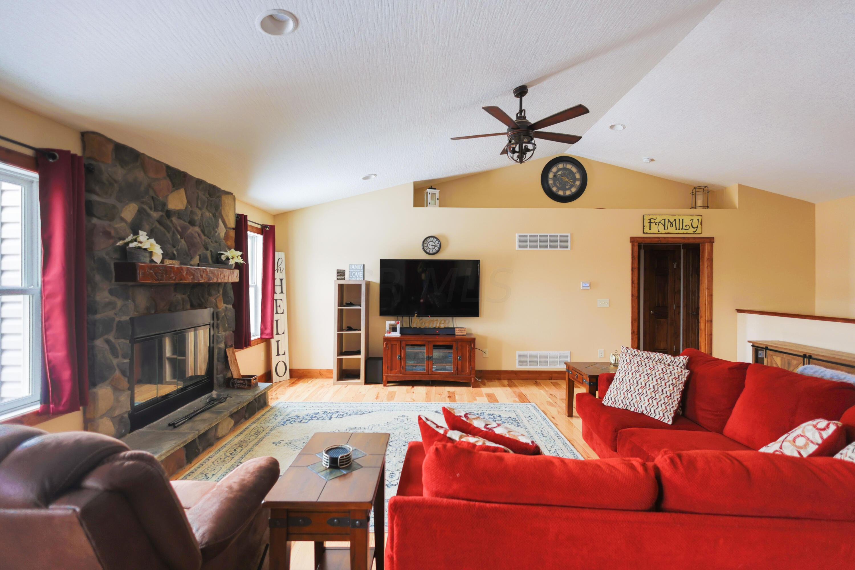 14734 South Perry Road Laurelville, OH 43135 - Photo 8 of 25 6. Living room(3)
