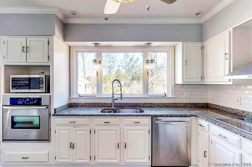 121 Lewis Road Trumbull, CT 06611 - Photo 4 of 29