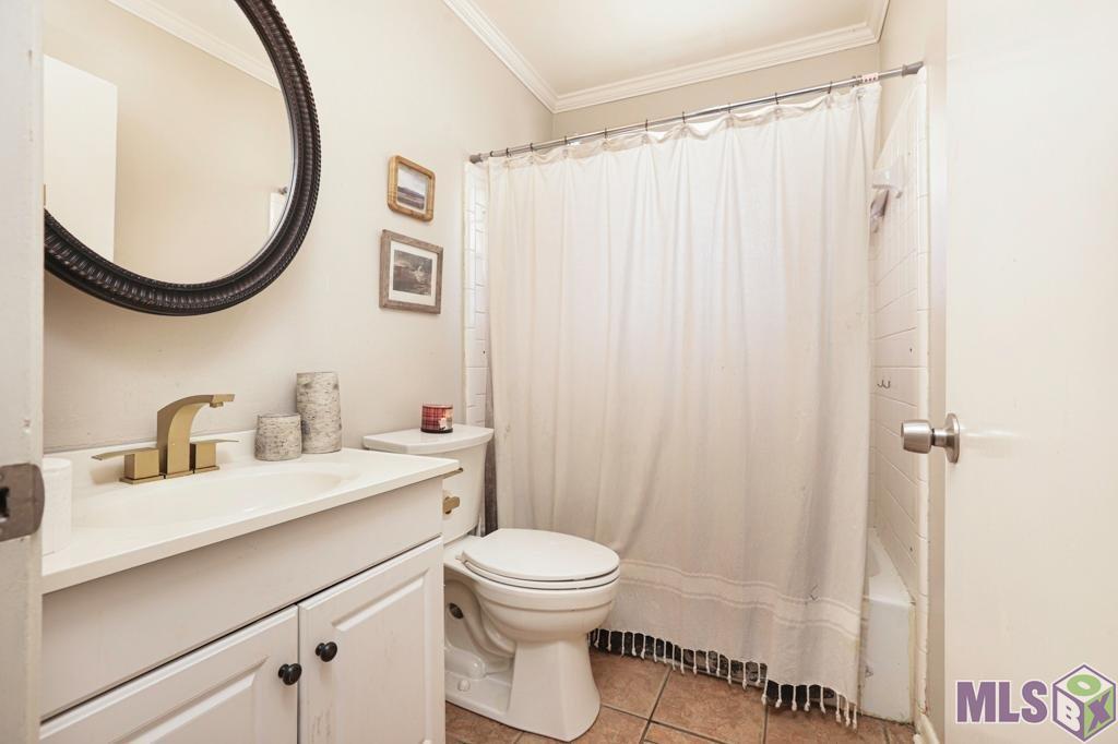 11205 Lazy Lake Drive Baton Rouge, LA 70818 - Photo 19 of 31 Hall Bathroom