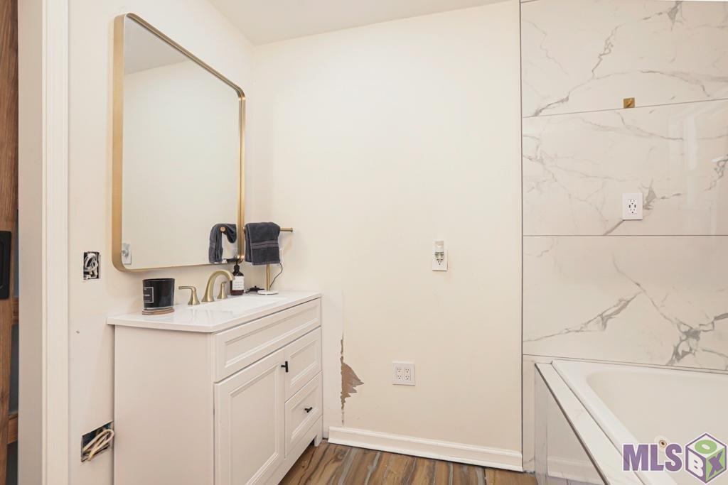 11205 Lazy Lake Drive Baton Rouge, LA 70818 - Photo 20 of 31 Primary Bathroom
