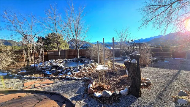 a view of a backyard