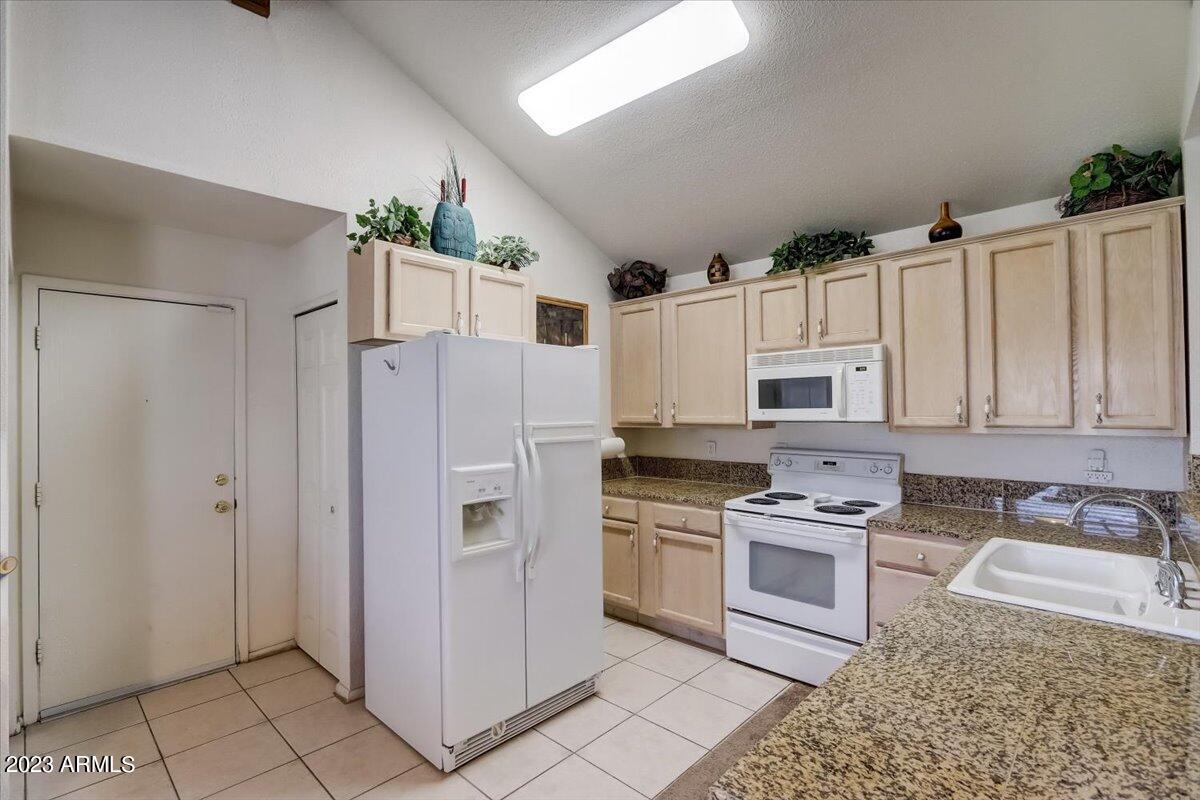2233 West Mohawk Lane Phoenix, AZ 85027 - Photo 7 of 33 09-W Mohawk Ln-009