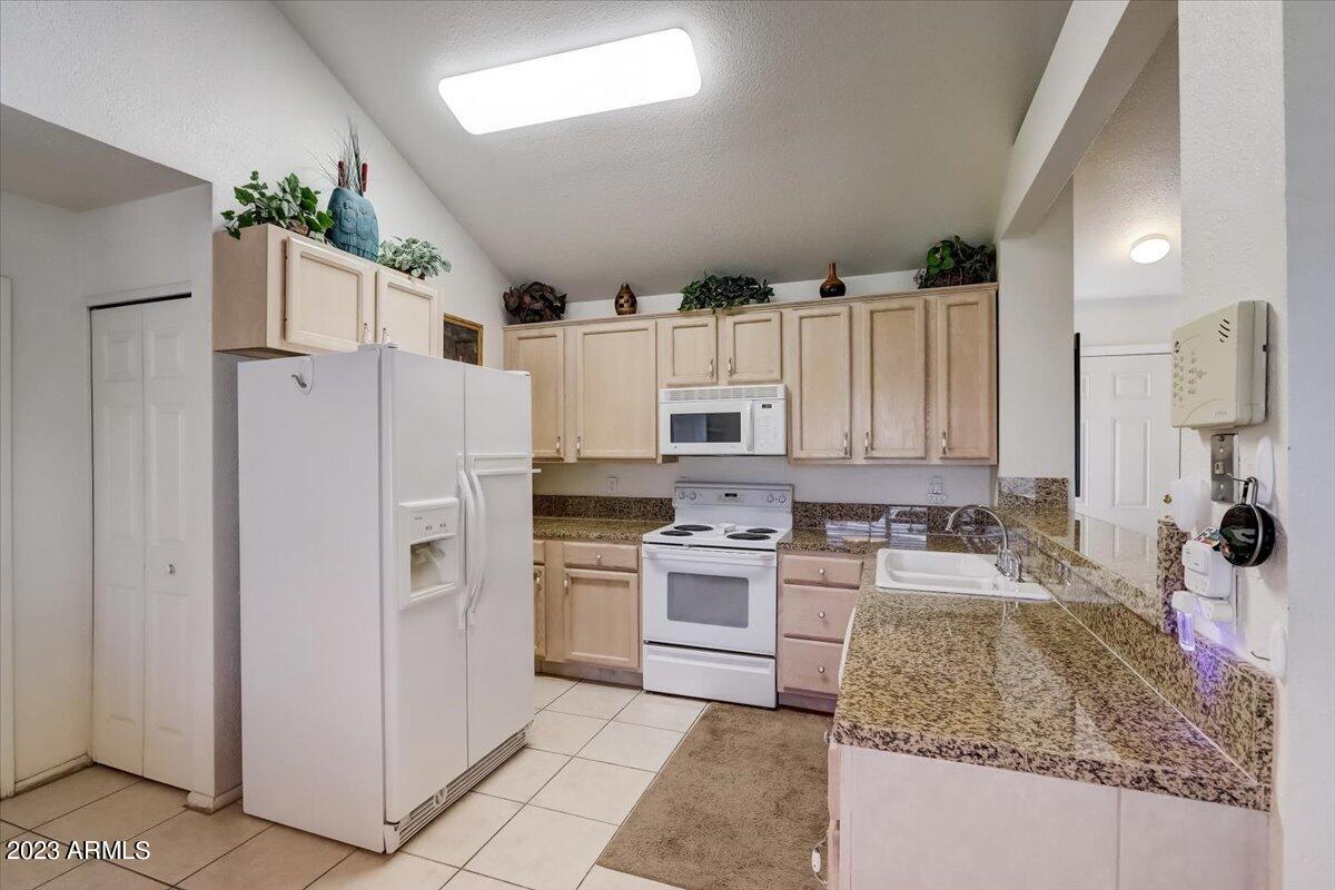 2233 West Mohawk Lane Phoenix, AZ 85027 - Photo 8 of 33 10-W Mohawk Ln-010