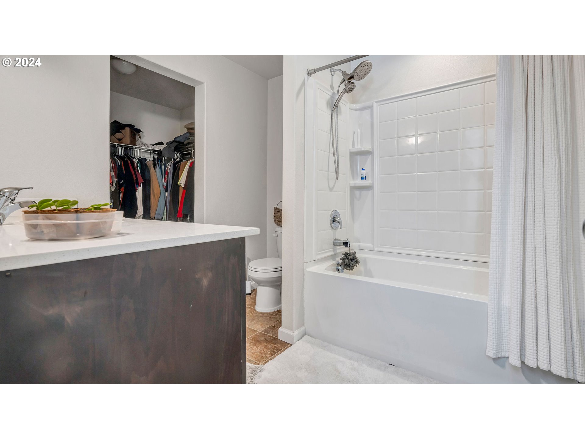 330 Forest Lane Molalla, OR 97038 - Photo 19 of 29 a bathroom with a sink a mirror and a bathtub