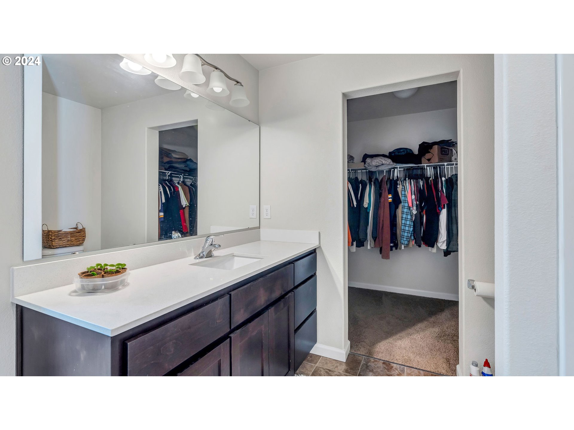 330 Forest Lane Molalla, OR 97038 - Photo 20 of 29 a bathroom with a sink a mirror and a sink