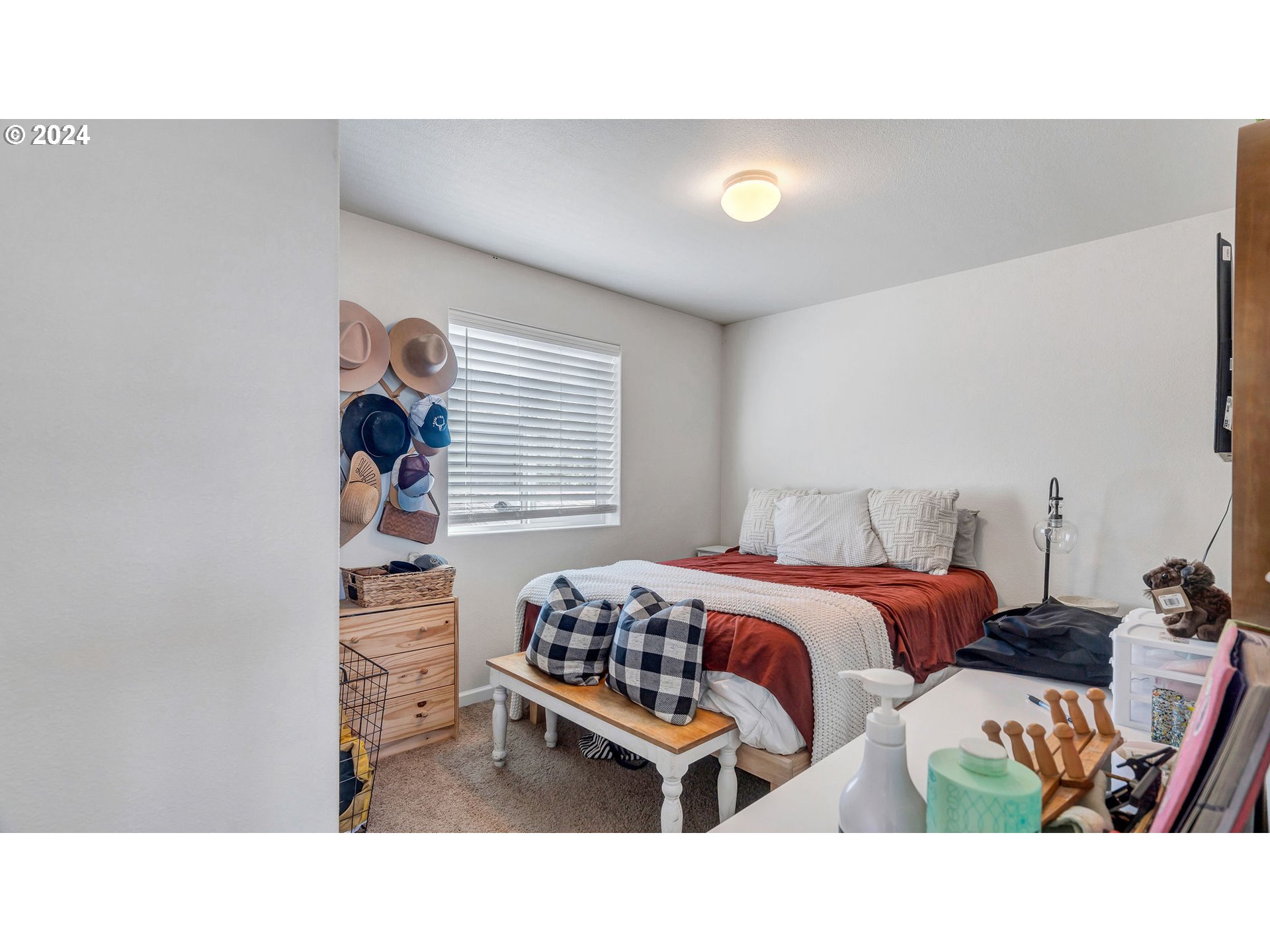 330 Forest Lane Molalla, OR 97038 - Photo 23 of 29 a living room with furniture and a window