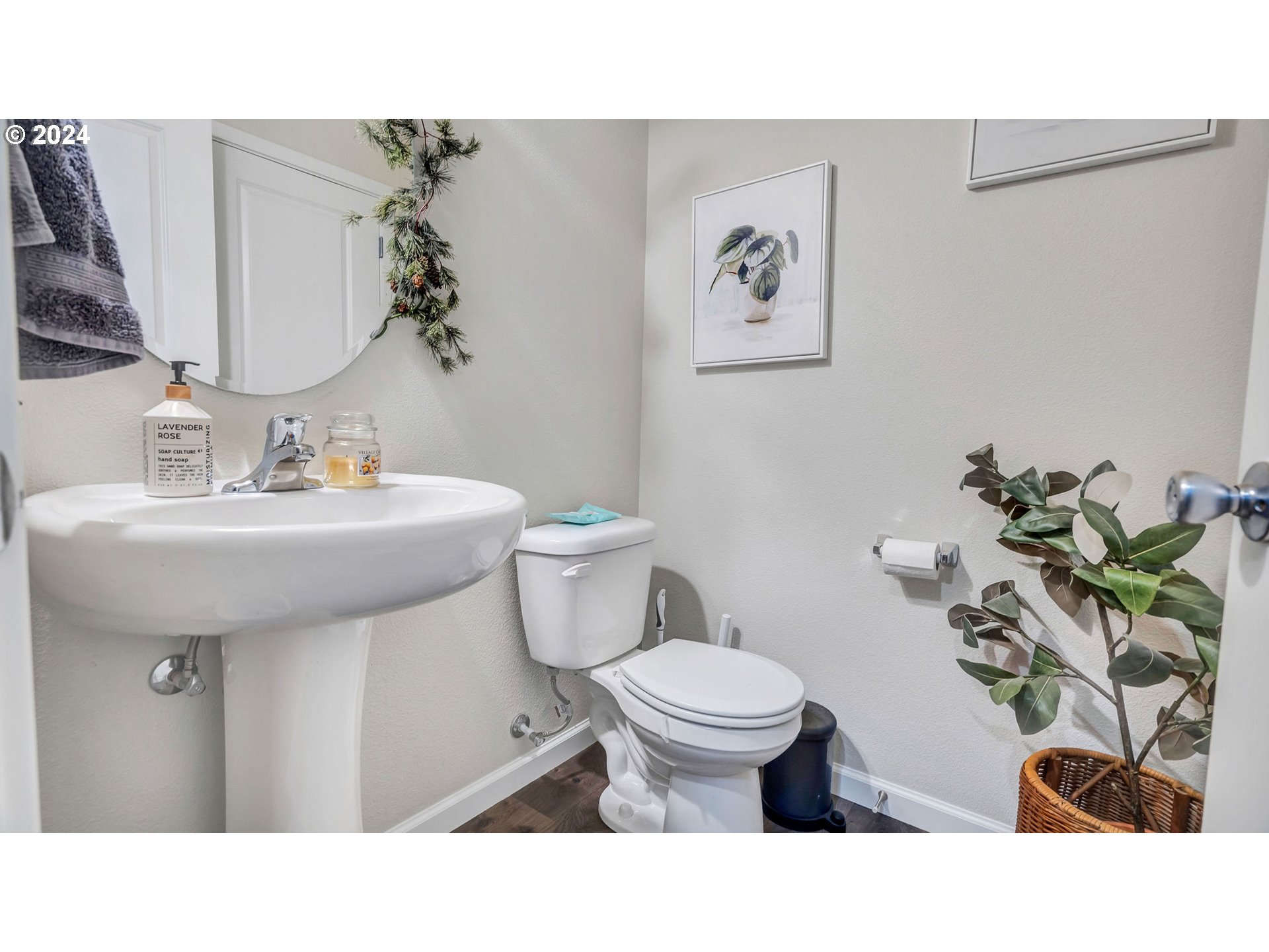 330 Forest Lane Molalla, OR 97038 - Photo 26 of 29 a bathroom with a sink mirror and toilet