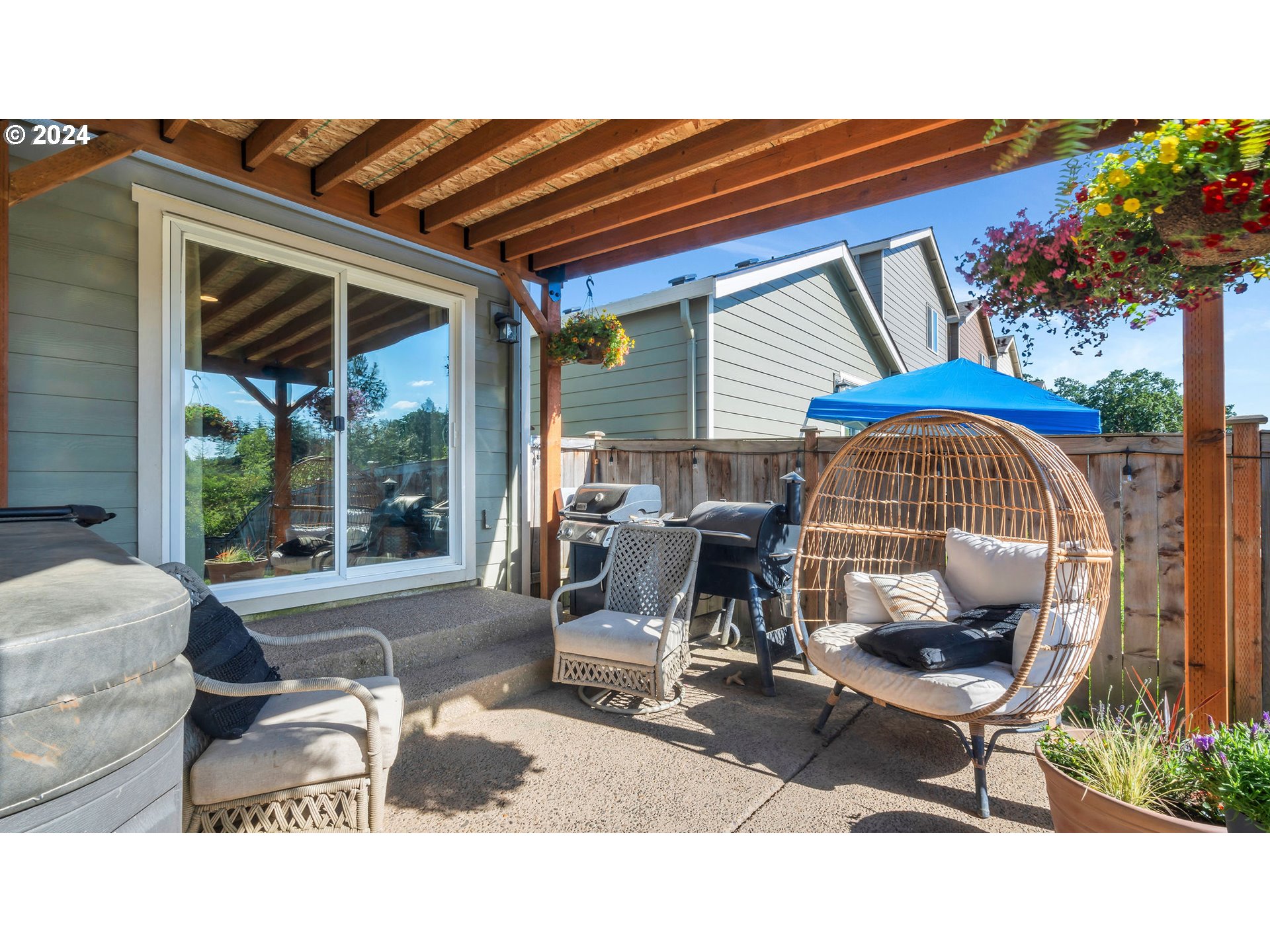 330 Forest Lane Molalla, OR 97038 - Photo 28 of 29 a living room filled with furniture