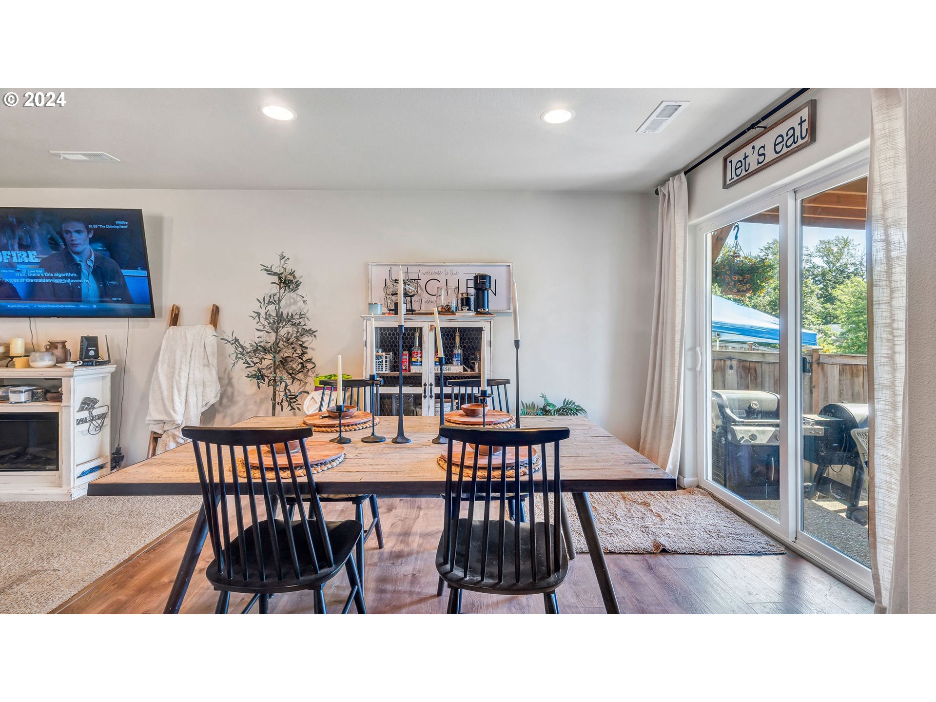 330 Forest Lane Molalla, OR 97038 - Photo 6 of 29 a dining room with furniture and window