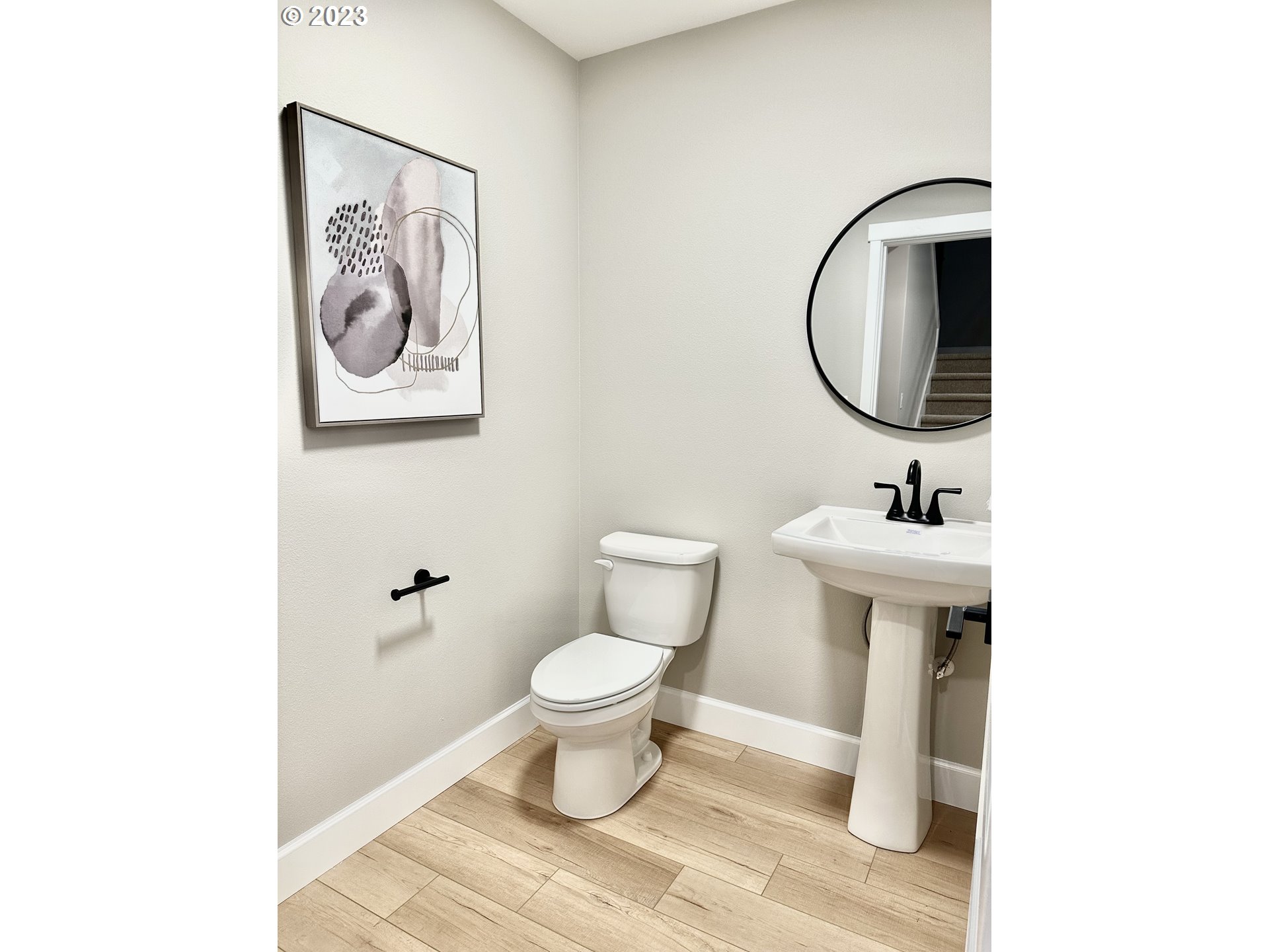 290 West Laurel Street Washougal, WA 98671 - Photo 13 of 20 a bathroom with a toilet sink and mirror