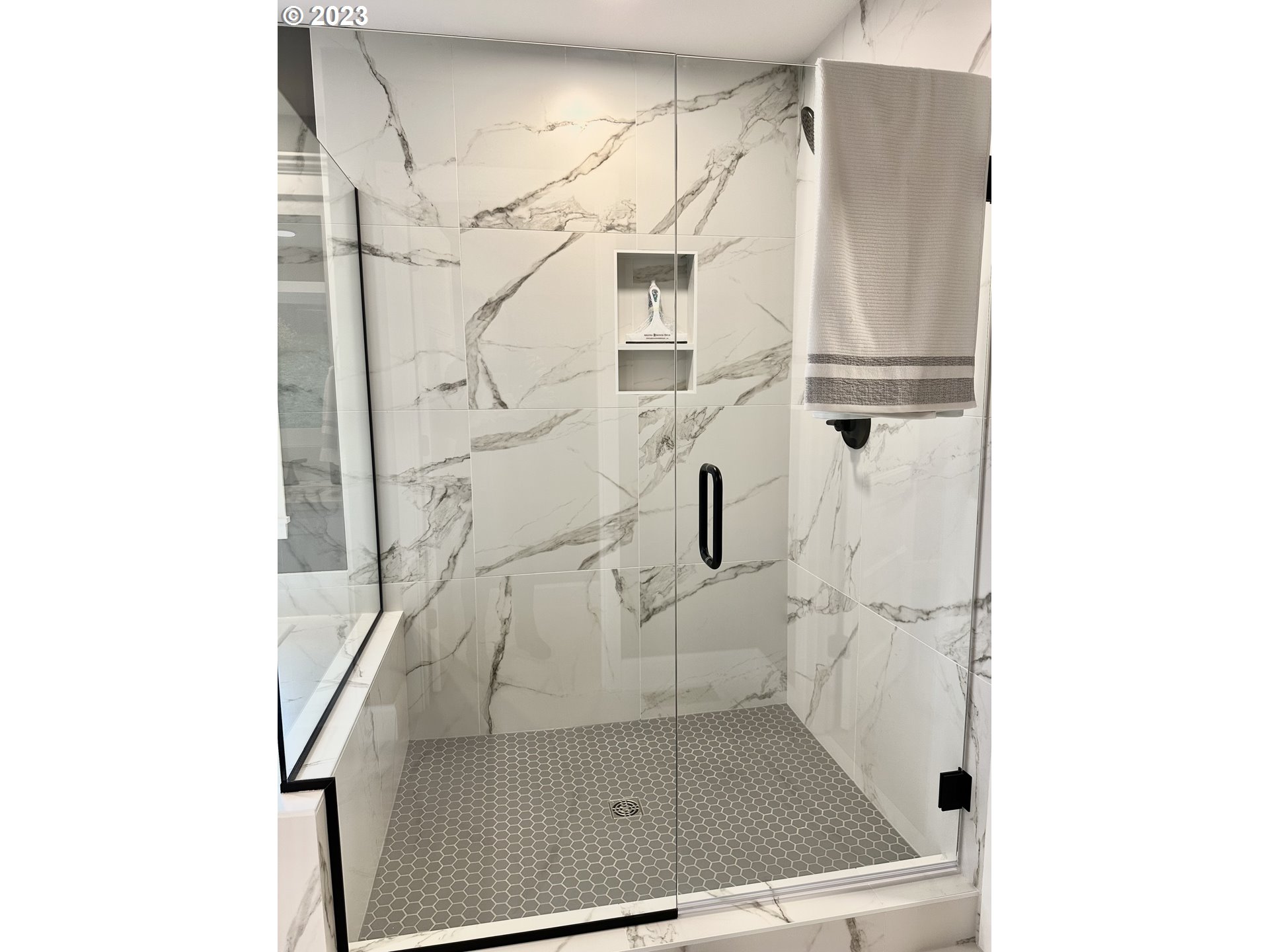 290 West Laurel Street Washougal, WA 98671 - Photo 17 of 20 a bathroom with a shower