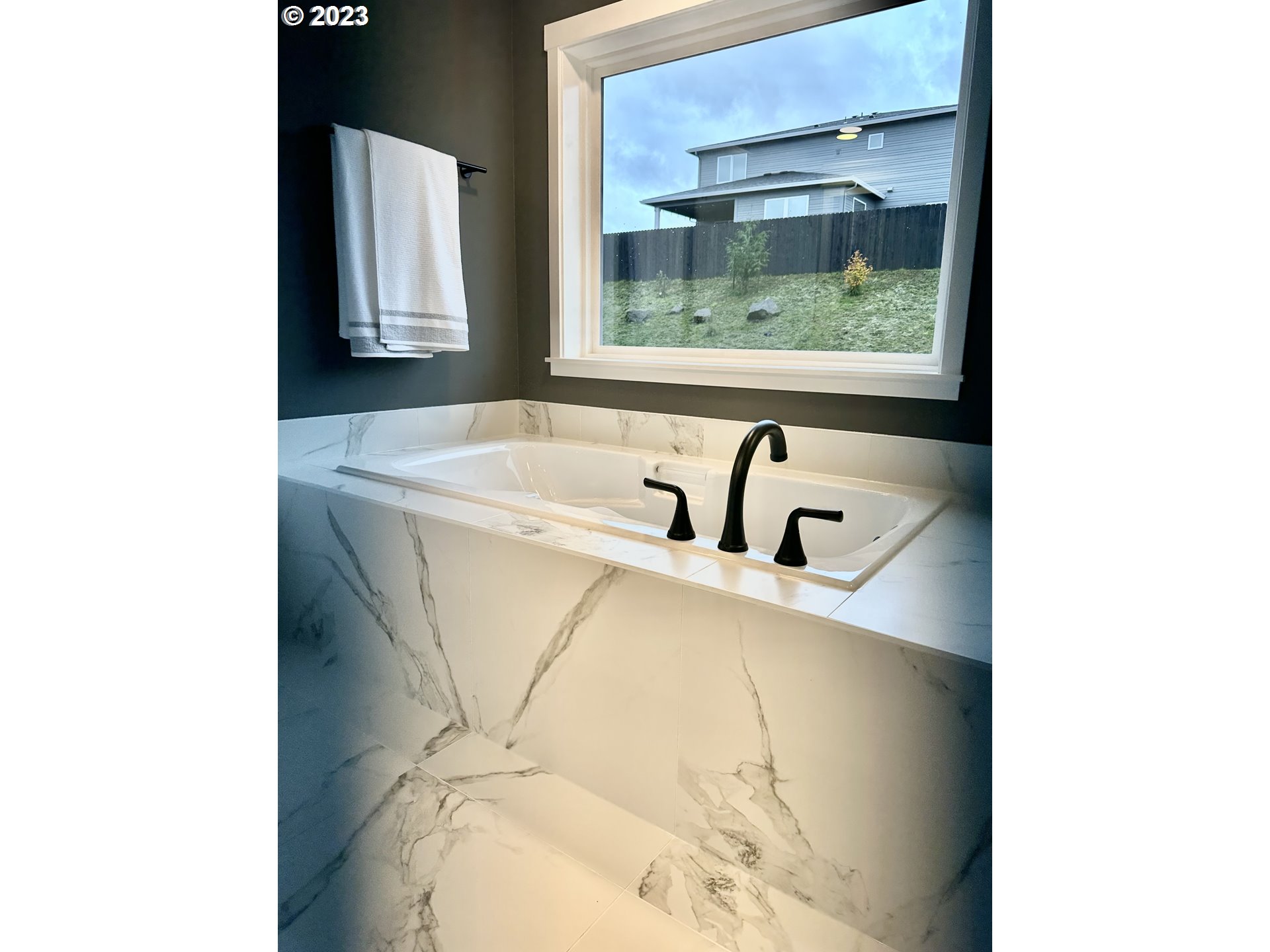 290 West Laurel Street Washougal, WA 98671 - Photo 18 of 20 a bathroom with a bathtub