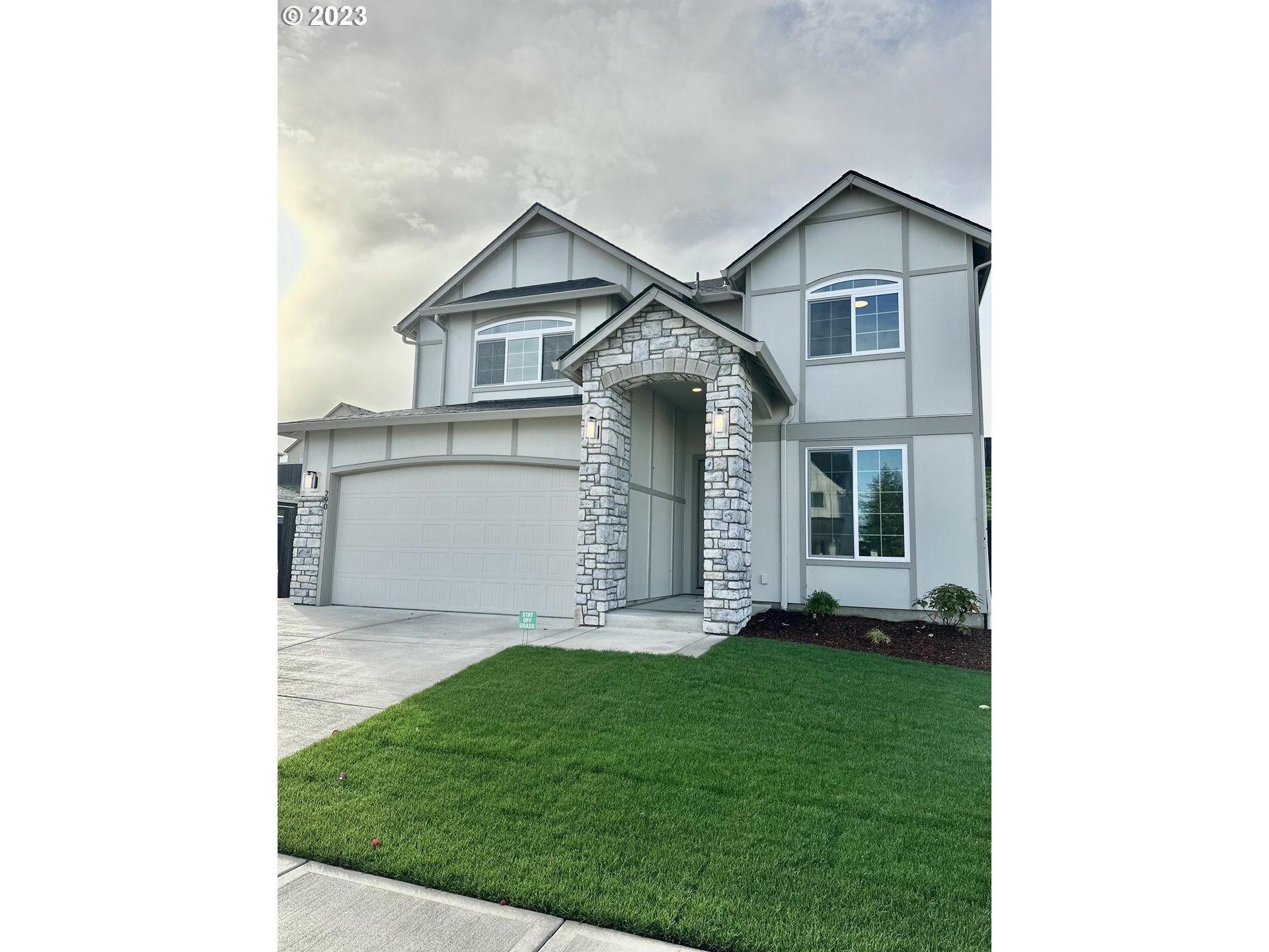 290 West Laurel Street Washougal, WA 98671 - Photo 2 of 20 a front view of a house with a yard