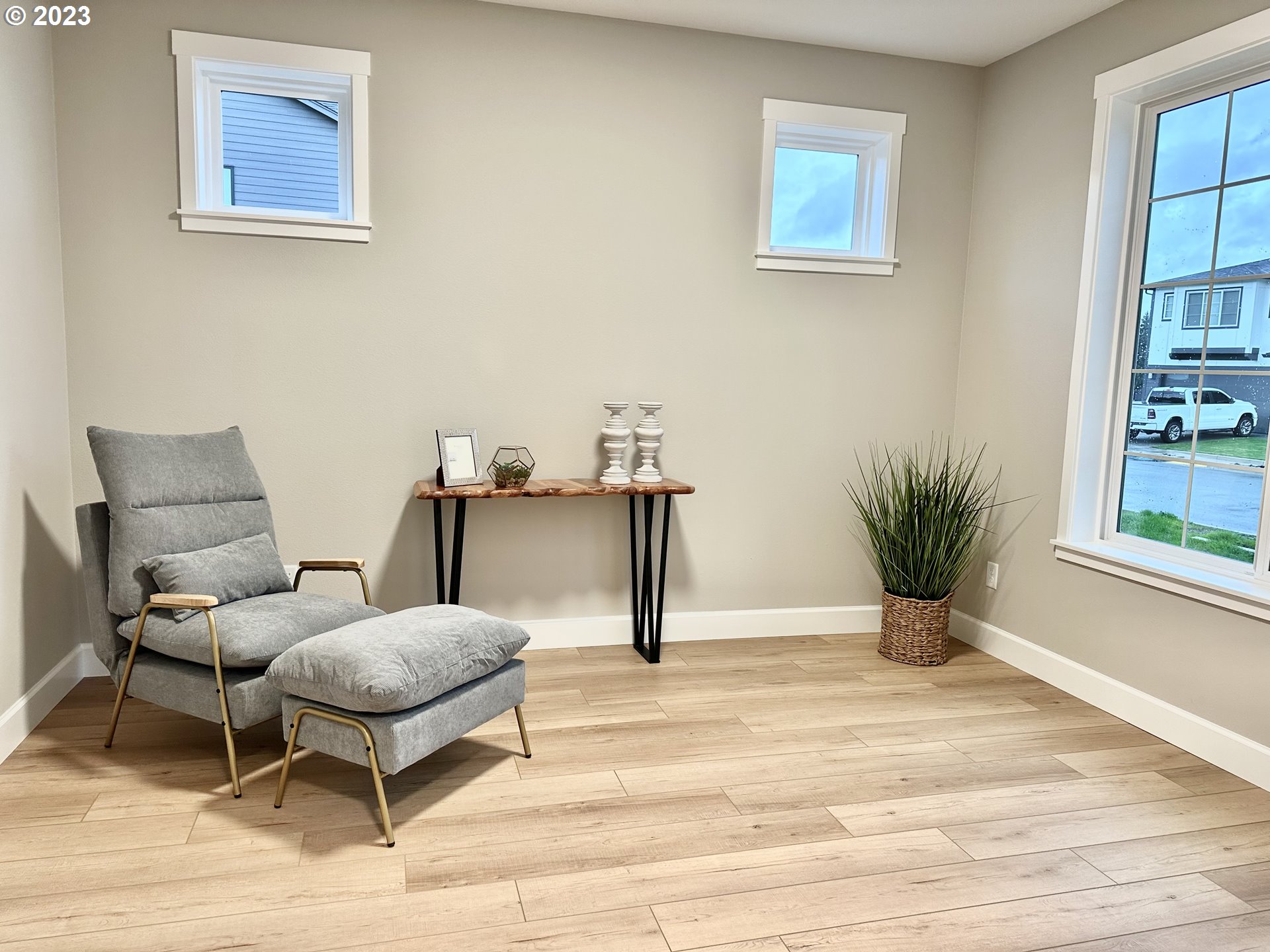 290 West Laurel Street Washougal, WA 98671 - Photo 3 of 20 a living room with furniture and wooden floor